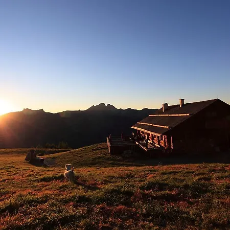 Lejlighedshotel Und Almroesl Karteis