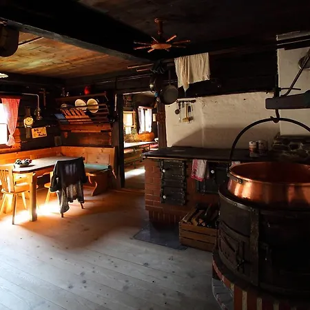 Lägenhetshotell Und Almroesl Karteis